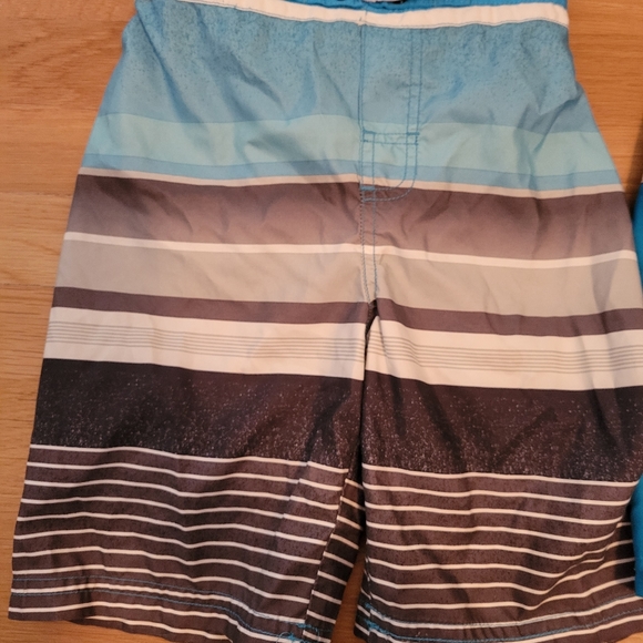 Boys swim trunks sz 5/6 - Picture 2 of 8